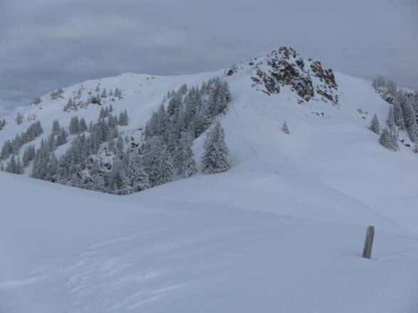 am Kamm zum Felsgipfel, links dahinter das Kreuz des Stucks