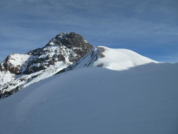 Als wir uns dem Hochalppass nähern, sehen wir auch den Seekopf und den Widderstein vor uns liegen.