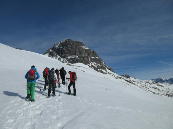 Vom Hochalppass können wir das Dach der Hütte, an der wir Mittagspause machen wollen, gerade erahnen.