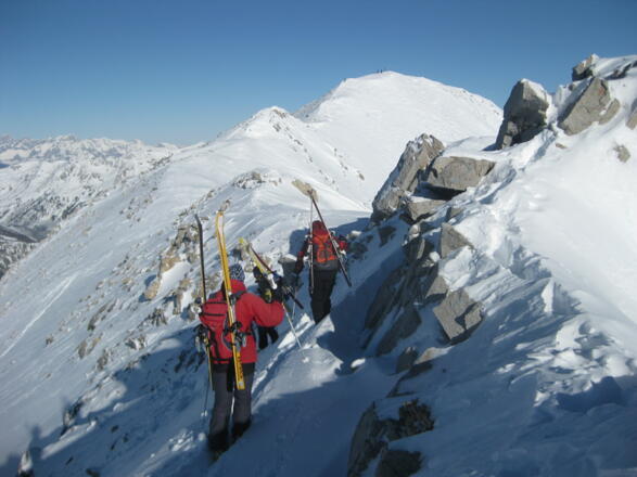einfache Gratwanderung - links die Einfahrt in die steile Gipfelflanke