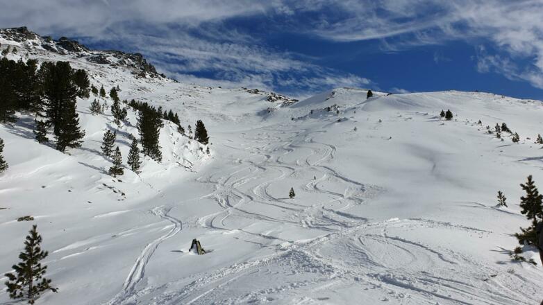 Auch bei windbeeinflussten Verhältnissen finden wir schöne Rinnen für die Abfahrt