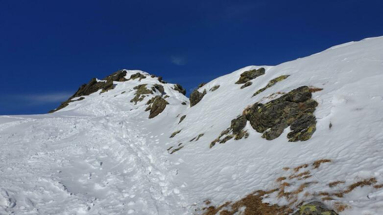 Von unten kaum zu glauben kommt man mit den Ski fast bis zum Wintergipfel 
