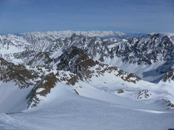 links die Scharte zum Grastalferner, rechts das Zwieselbachjoch, dazwischen die Larstigscharte