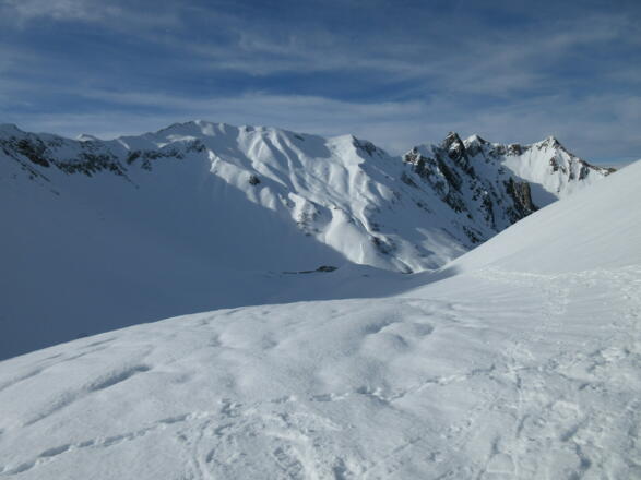 Vom Hochalppass blicken wir zurück und können Weißer Schrofen, Heiterberg und Älpelekopf sehen.