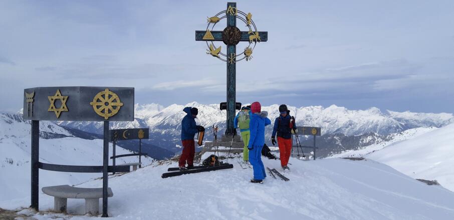 Das Friedenskreuz am Gipfel des Kleinen Gilfert.