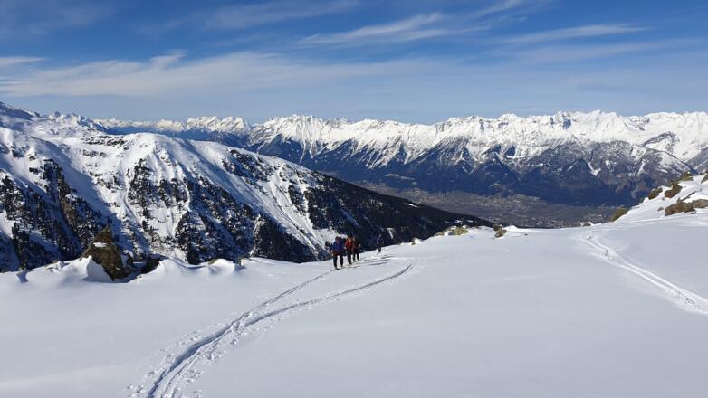 Einsames Skigelände hoch über dem Inntal