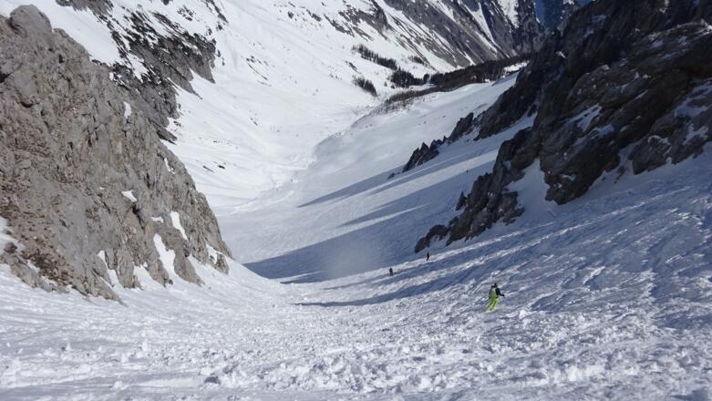 ... bis sich der Hang verbreitert und schließlich in ein weites Kar mündet. Ganz unten, die kleine Lichtung, der Issanger. Dort wird aufgefellt für den kurzen Anstieg zum Issjöchl.