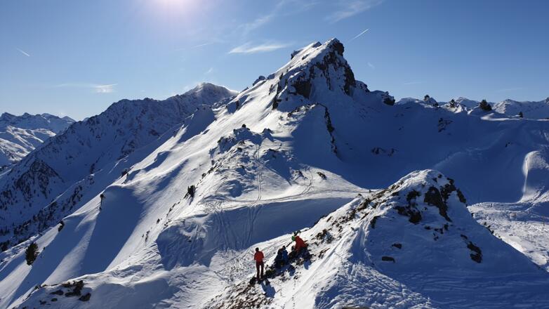 Unten im Sattel Skidepot, der Gipfel der Wattenspitze wird meist ausgelassen