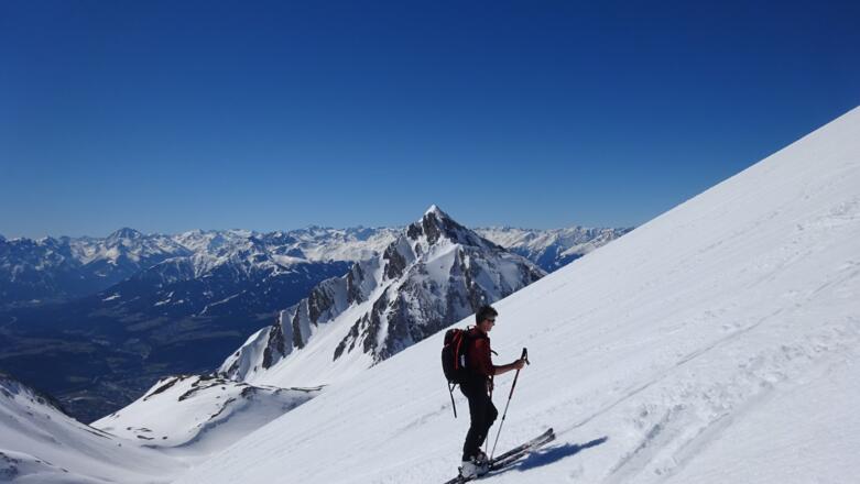 Im letzten Drittel des Aufstiegs zur Stempeljoch-Spitze. Unten das Kreuzjöchl, rechts die formschöne Rumerspitze mit ihrer Ostflanke. Links hinten der Habicht, rchs davon Wilder Freiger und Zuckerhütl.