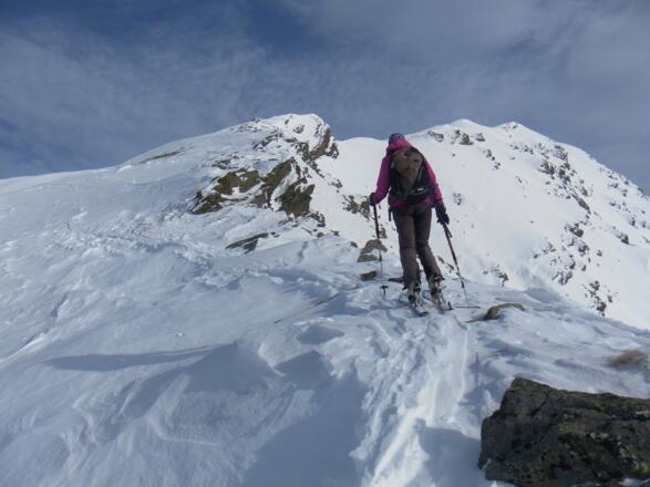 Grat zum felsigen Vorgipfel