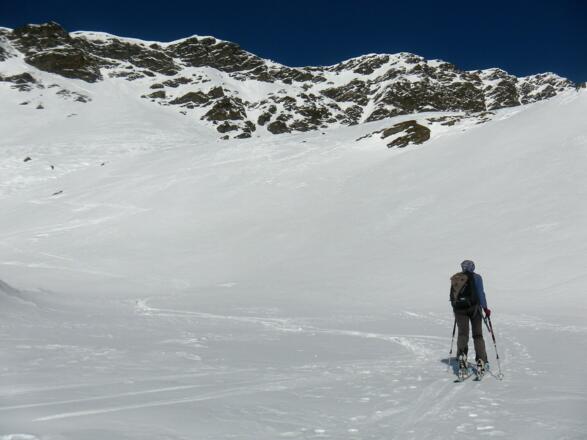 Mulden unter der Kugelwand