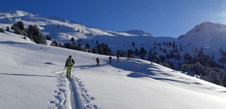 ... dann in einem weiten Rechtsbogen auf den Schaflegerkogel zu (rechts der Bildmitte; links der Angerbergkopf, rechts der Schafkogel).