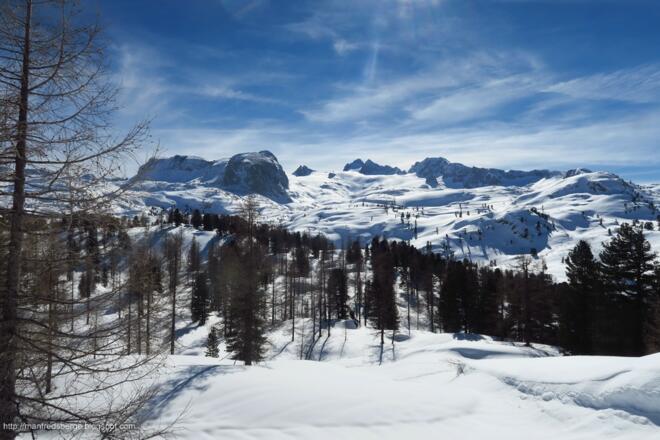 Vorne der mächtige Taubenkogel hinten der Hohe Dachstein