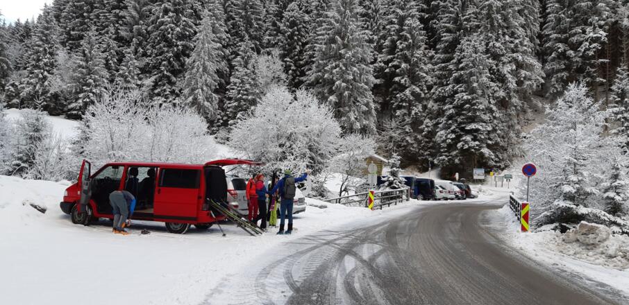 Kostenlose Parkmöglichkeiten beiderseits der &quot;Eisbrücke&quot;.