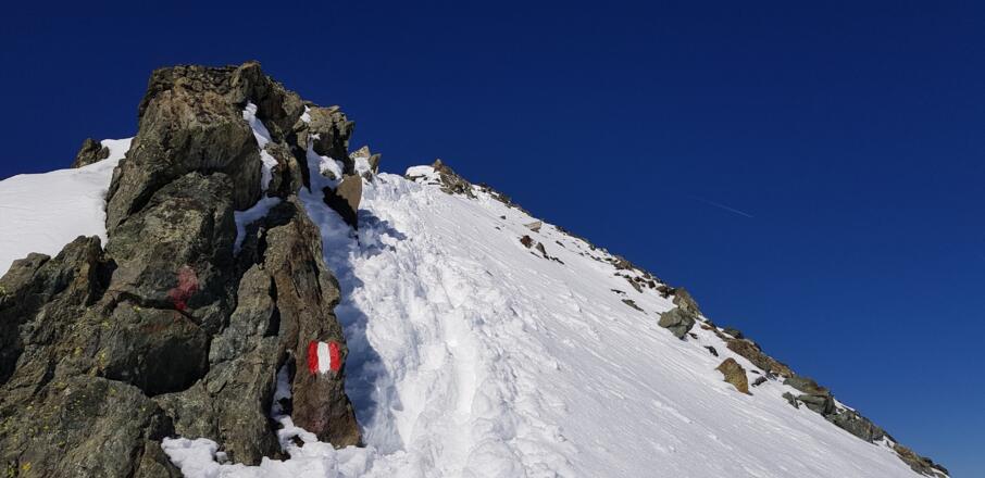 Der Grat ist meist leicht, Steigeisen sind dennoch oft erforderlich