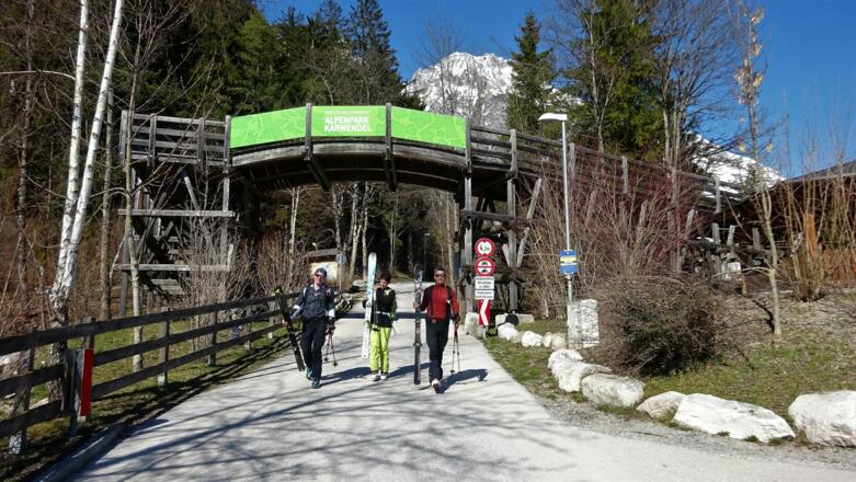 ... zum Eingang ins Halltal und in den Alpenpark Karwendel (großer Parkplatz; zur Bushaltestelle ca. 5 min.).