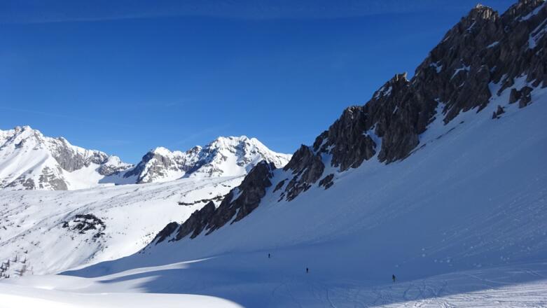 Abfahrt ins Gleierschkar entlang der markanten Gleierschzähne. Hinten Praxmarerkar-Spitze, Kaskar-Spitze und Sonntagkar-Spitze. 