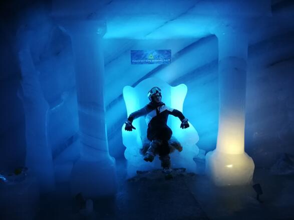 ... sehr sehenswert - Eispalast!