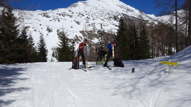 ... zum Issjöchl. Hinten das Lafatscher Joch und der Westgrat zur Speckkar-Spitze.