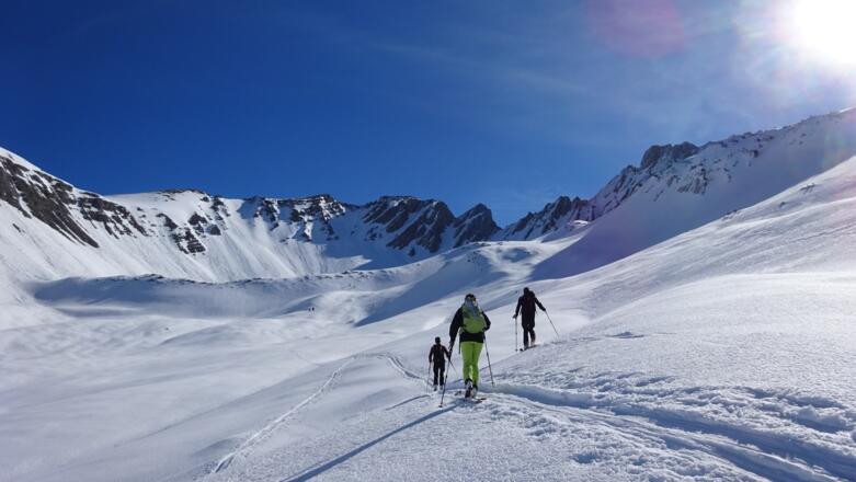 Das Gleierschtaler Brandjoch bildet den Talschluss. Die Mannlscharte, der tiefste Punkt im Gratverlauf, ist bereits sichtbar.