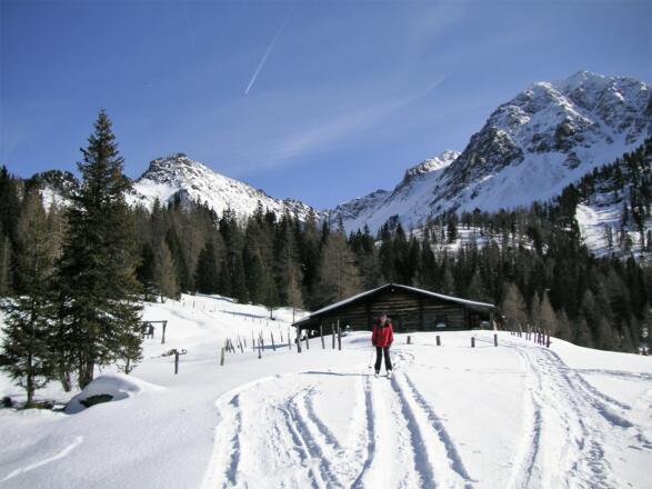 flacher Ausklang nach der Tauernkaralm. Links die Steinkarlspitze.