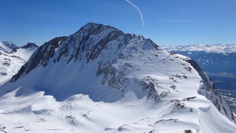 Die mächtige Rumer Spitze mit dem Westgrat, rechts vorne die Arzeler Scharte. Ganz links im Bild ist bereits das Stempeljoch sichtbar.