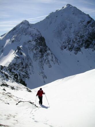 Ausstieg aus dem Fuchsloch; dahinter die Seekarspitze