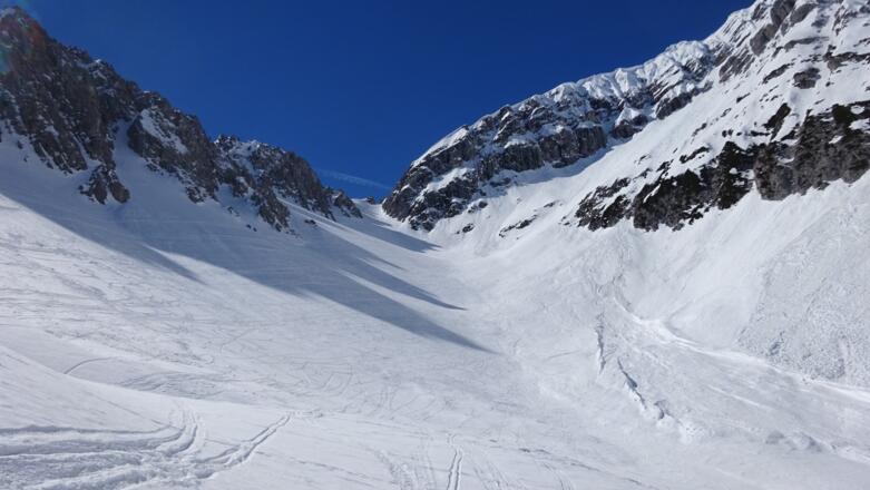 Blick zurück in das mächtige Kar - &quot;Stempelreisen&quot; - und das Stempeljoch. Rechts der stark überwechtete Grat zur Stempeljoch-Spitze.
