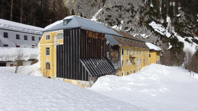 Die einstmals stolzen Herrenhäuser - provisorisch zugenagelt, nachdem eine Lawine einen Teil des Gebäudes zerstörte.