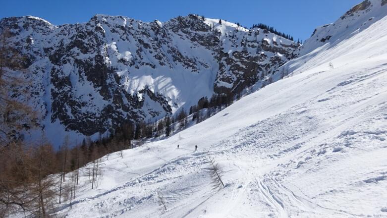 Abfahrt vom Issjöchl ins Halltal. Hinten der Thaurer Zunterkopf.