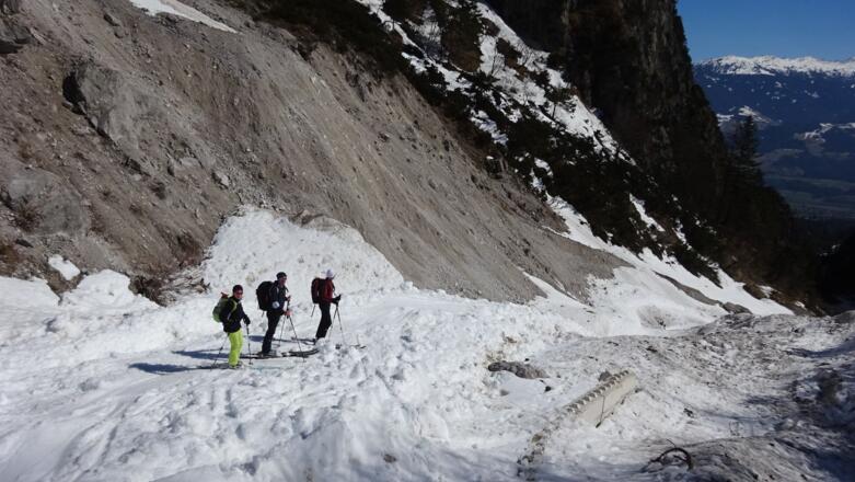 Lawinenschnee am Bettelwurfeck (März 2019).