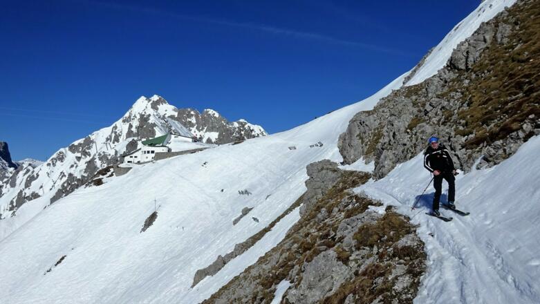 Nordkette, Bergstation Hafelekar. Ausgesetzte Querfahrt entlang des Innsbrucker Höhenweges. Hinten die Seegrubenspitze und der Kemacher (2480 m).