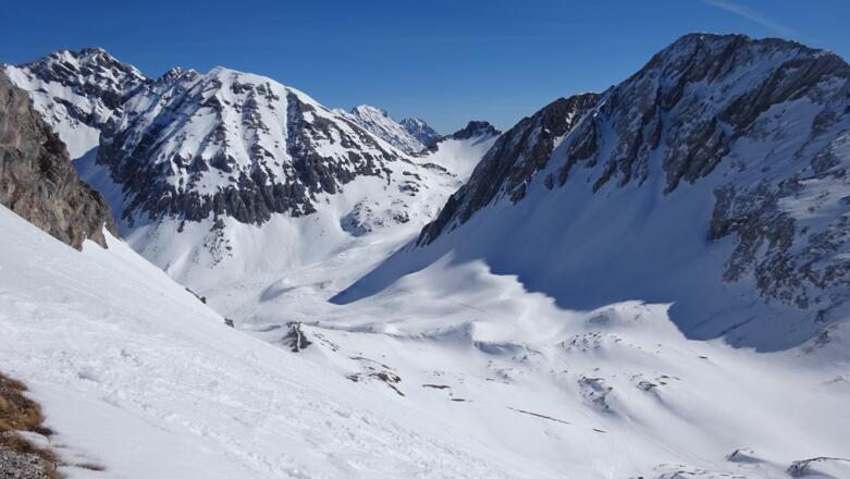 Blick von der Mannlscharte auf den weiteren Wegverlauf zum Stempeljoch (Bildmitte). Links die Stempeljoch Spitze und der Roßkopf (2670 m).