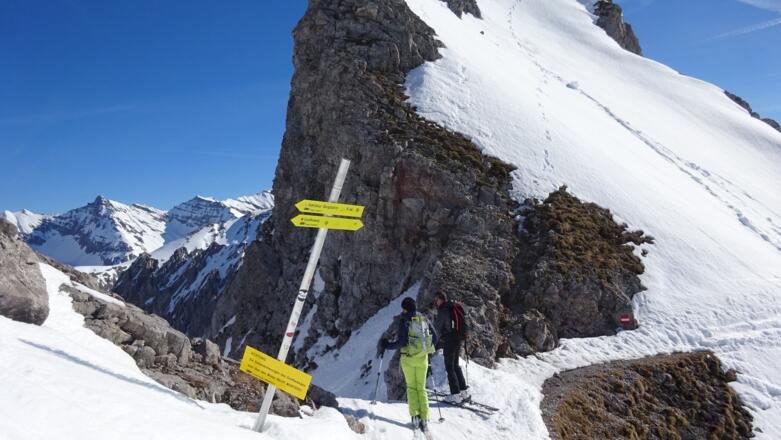 Scharte mit Wegweisern - die Einfahrt ins Gleirschkar. Der Höhenweg verläuft rechts weiter.