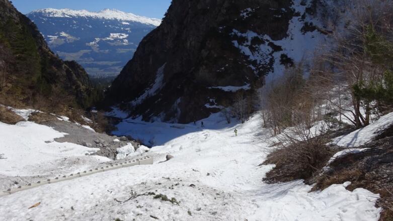 Vom Bettelwurfeck talauswärts, beim großen Wasserschloss (auf der linken Talseite)  und kurz vor der 1. Ladhütte. 