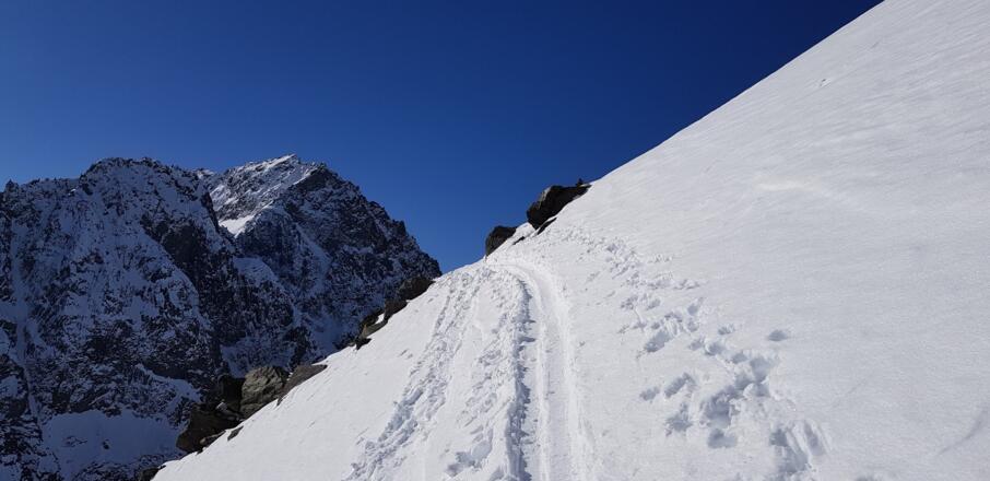 Aufstieg noch mit Skiern zum Ostgrat