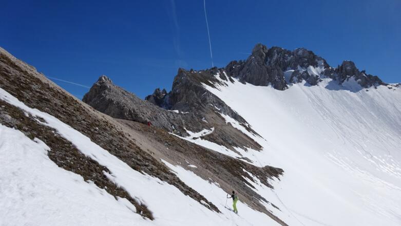 Nur kurz steilt sich der Hang zum Stempeljoch hin auf. Aper ist der Bereich um das Joch auch in schneereichen Wintern.