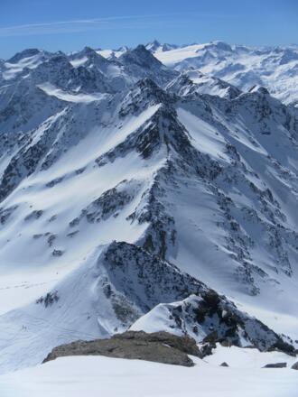 Tiefblick zum K2, am Horizont Weißkugel hinter Gepatschferner