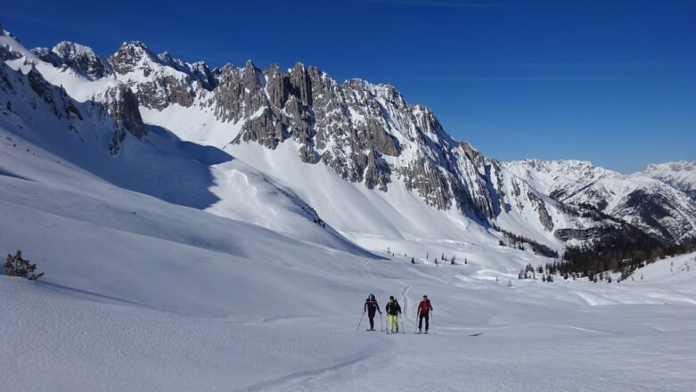 Aufsteig im flachen Talboden Richtung Mannlscharte, hinten die Grubreisentürme.