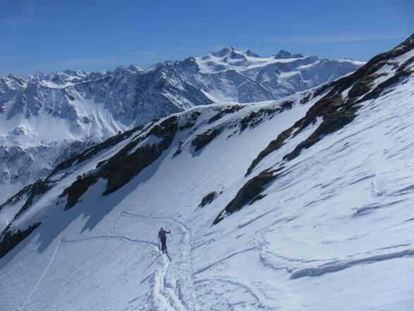 in der steilen Ostflanke mit Wildspitzblick