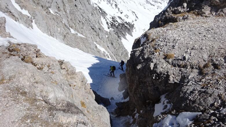Vom Stempeljoch müssen die Skier knapp 20 Hm getragen werden, bevor ...