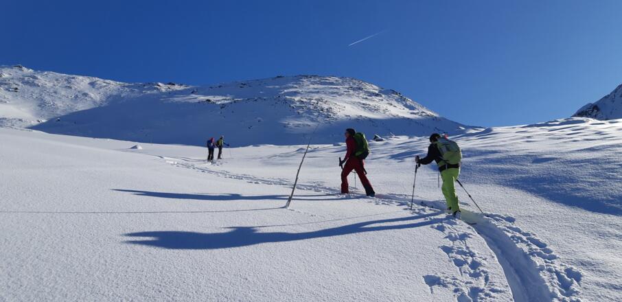 Im Schatten der letzte Steilhang zum Grat. Einfache Holzstangen in großen Abständen sind typisch auf dieser Tour. 