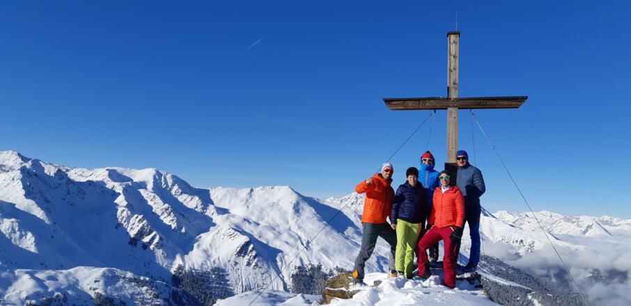 Weißer Schnee, blauer Himmel, Gipfelglück. 