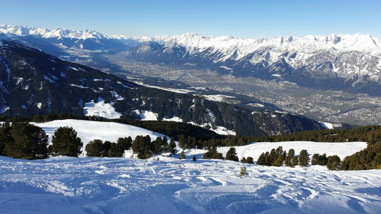 Schönes Abfahrtsgelände mit Blick über Innsbruck