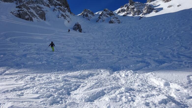 Oben links die Einfahrtsrinne, nach unten hin öffnet sich das Kar. 