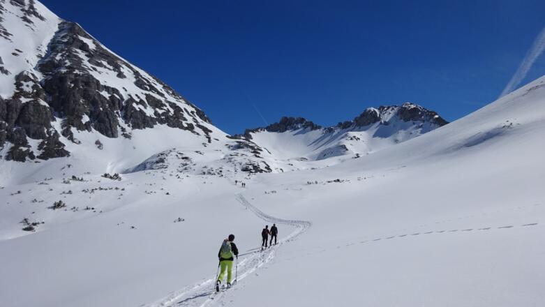 Im weiten Talboden Richtung Stempeljoch. Links die mächtige Flanke zur Stempeljoch-Spitze, rechts Pfeiser-  und Thaurer-Joch-Spitze.