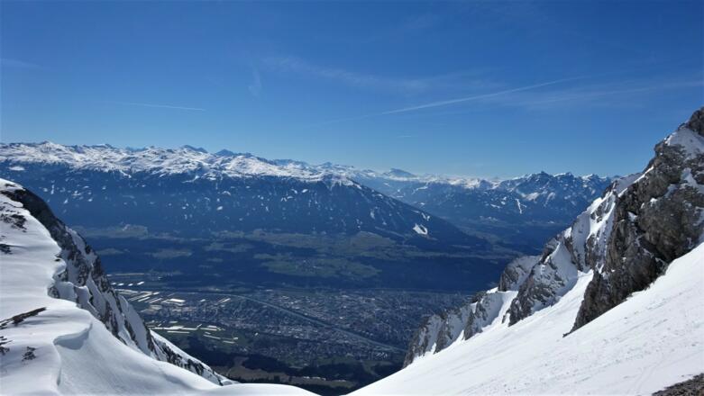 Blick von der Mannlscharte über die Arzeler Scharte auf Innsbruck und den Patscherkofel (Bildmitte). Hinten die Tuxer-, ganz hinten die Zillertaler- und rechts die nördlichen Stubaier Alpen.