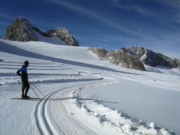 ... auf dem Hallstätter-Gletscher mit Blick zum Hohen Dachstein ...
