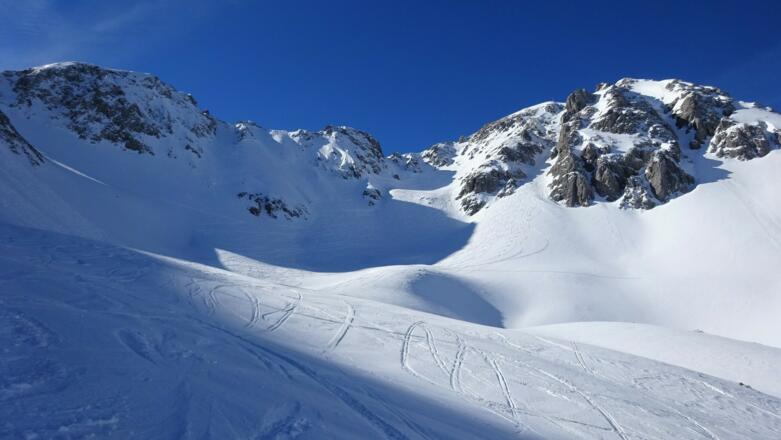 Blick zurück ins Gleierschkar, gut sichtbar die kleine Scharte und die Einfahrt in den Nordhang. Rechts die Hafelekarspitze (2334 m).