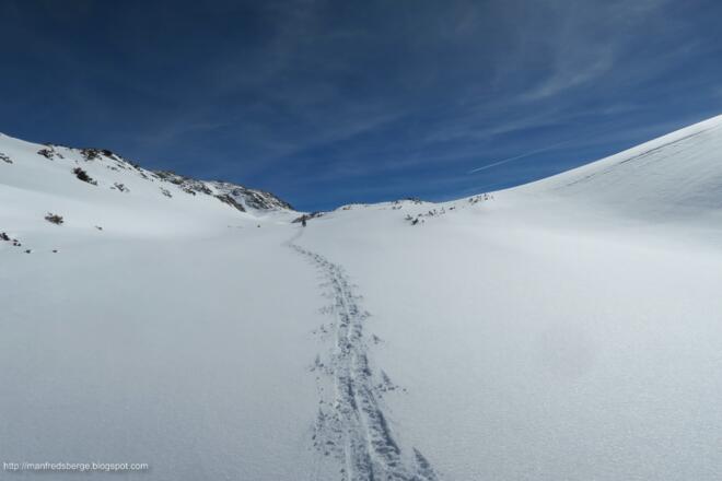 Einsame Schneeschuspur